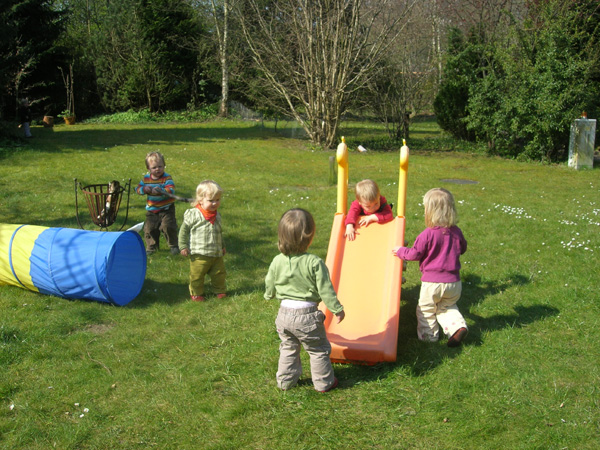 Tageskinder beim Spielen im Garten