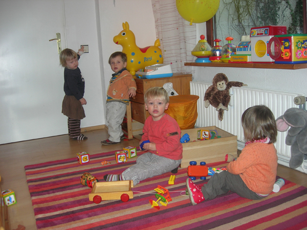 Tageskinder im Spielzimmer