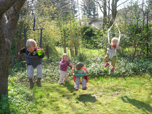 Tageskinder beim Schaukeln